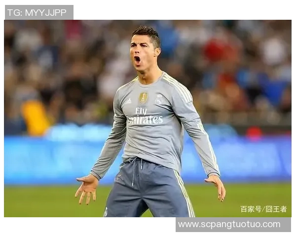 三大足球球星经典招牌动作集锦展现不同风格与传奇时刻